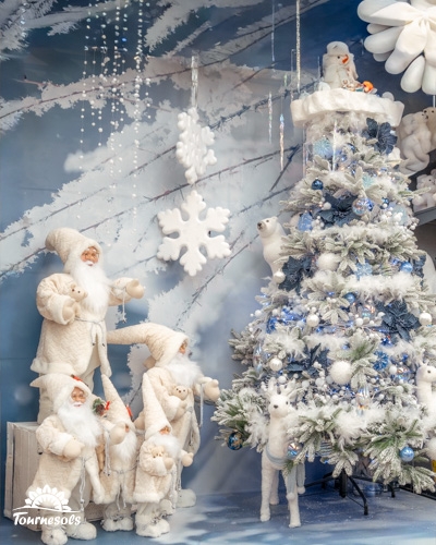 Scène hivernale festive avec décorations et Père Noël dans un cadre enneigé.